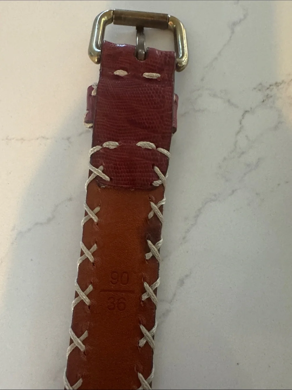 Leather belt in cognac with X stitching and brass hardware